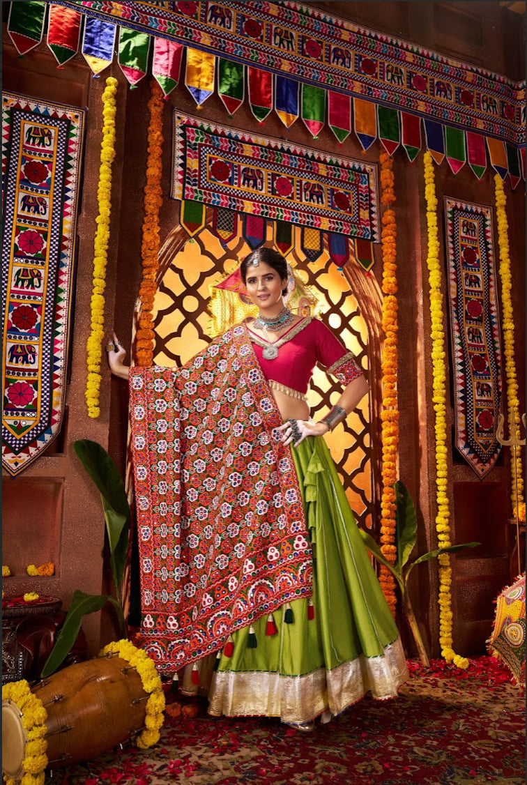 Lehenga de célébration Navratri vert fluorescent et rouge avec broderies et travail de miroirs en soie et coton