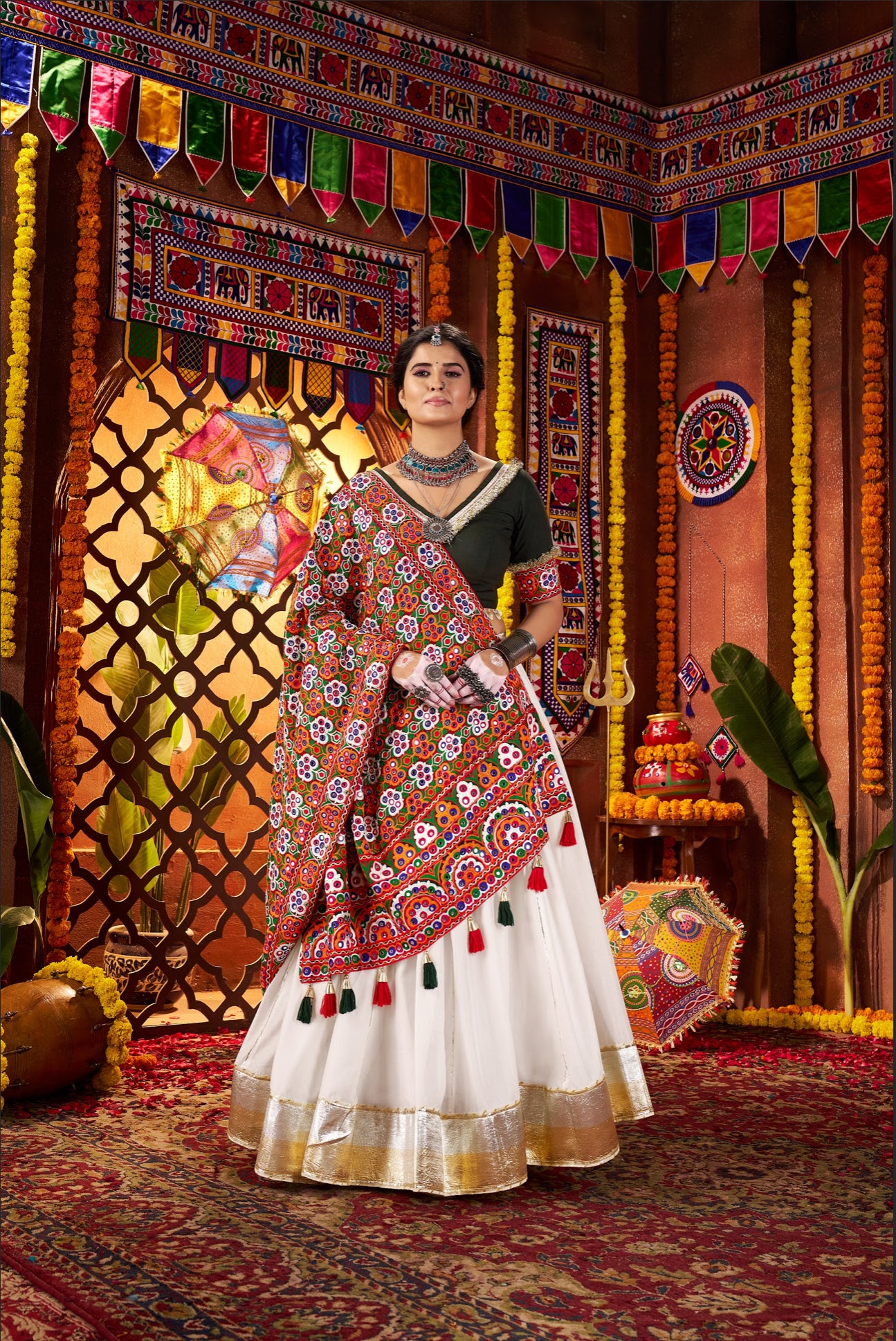 Lehenga de célébration Navratri blanc et vert avec broderies et travail de miroirs en soie et coton