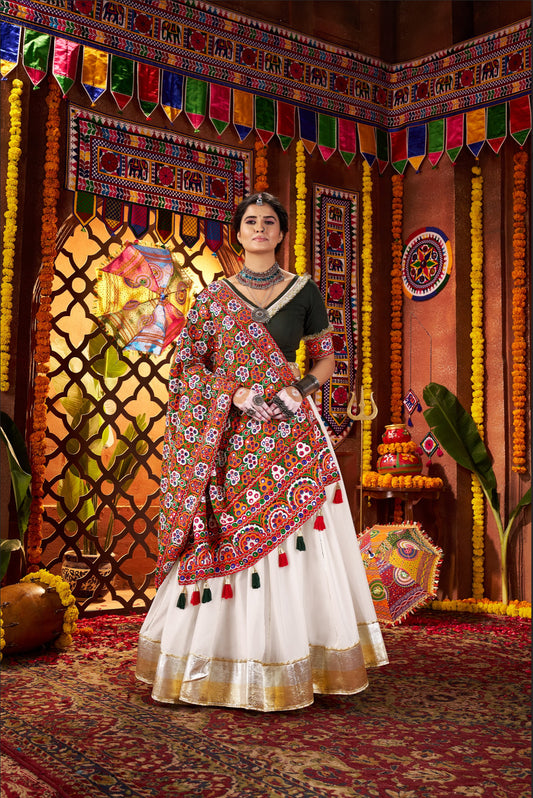 Lehenga de célébration Navratri blanc et vert avec broderies et travail de miroirs en soie et coton