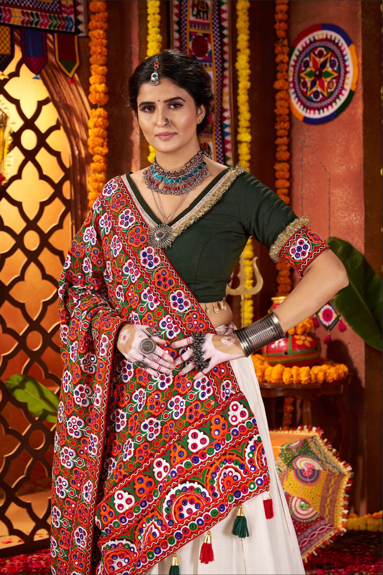 Lehenga de célébration Navratri blanc et vert avec broderies et travail de miroirs en soie et coton