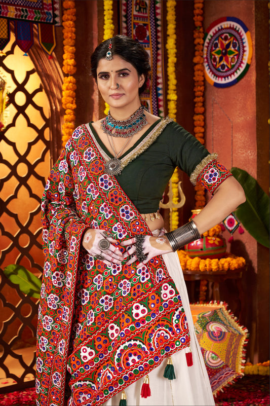 Lehenga de célébration Navratri blanc et vert avec broderies et travail de miroirs en soie et coton