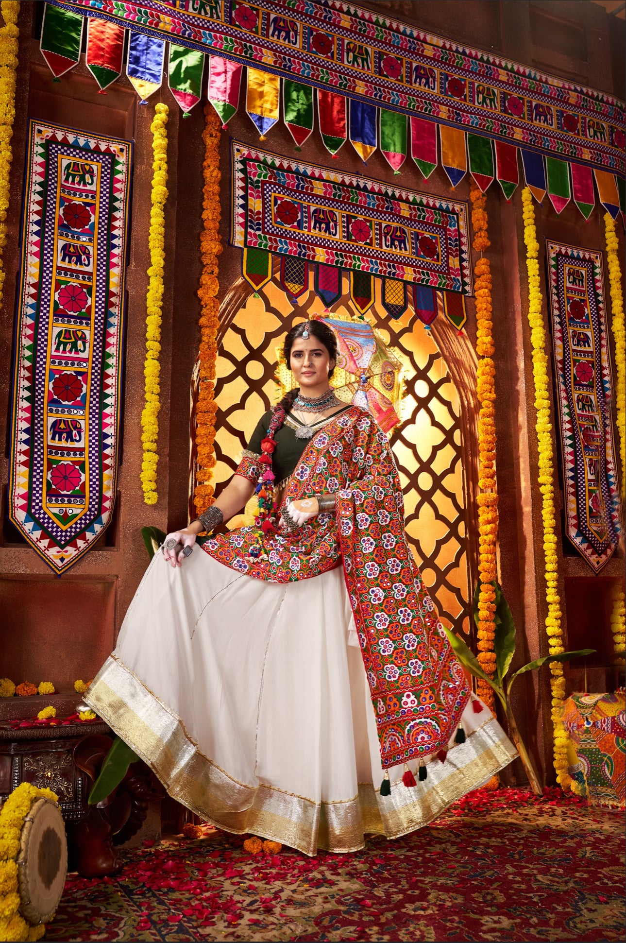 Lehenga de célébration Navratri blanc et vert avec broderies et travail de miroirs en soie et coton