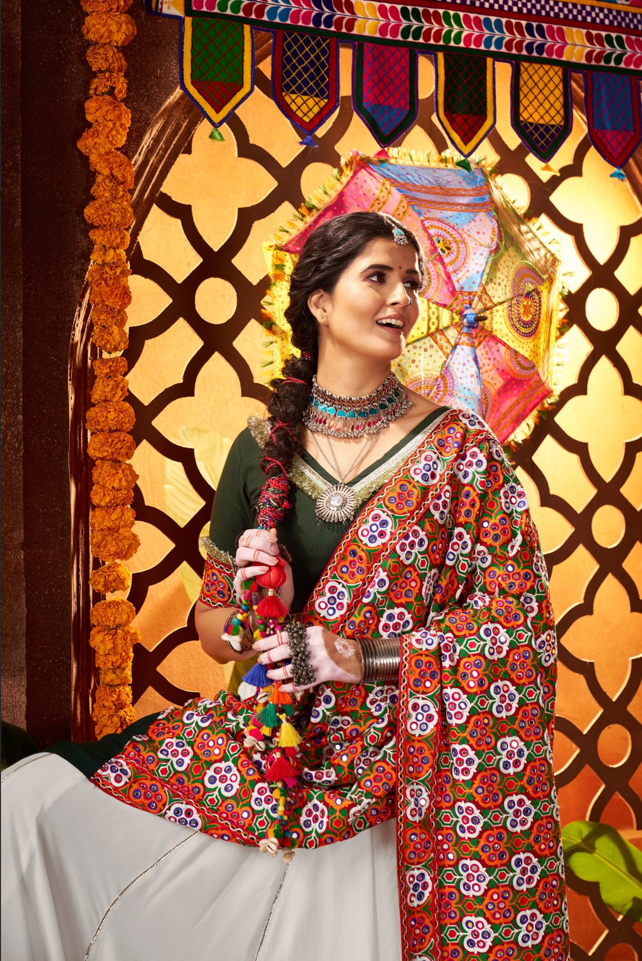 Lehenga de célébration Navratri blanc et vert avec broderies et travail de miroirs en soie et coton