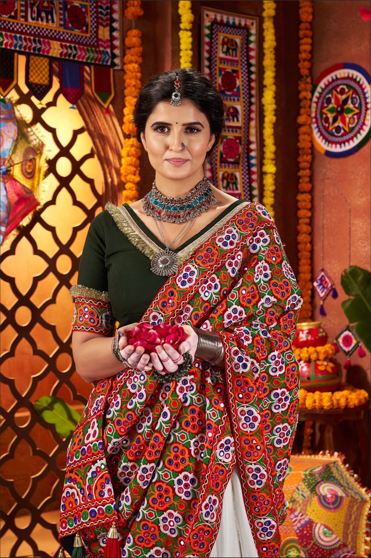 Lehenga de célébration Navratri blanc et vert avec broderies et travail de miroirs en soie et coton