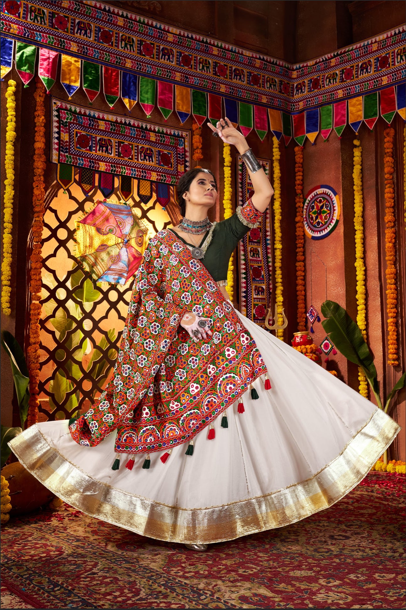 Lehenga de célébration Navratri blanc et vert avec broderies et travail de miroirs en soie et coton