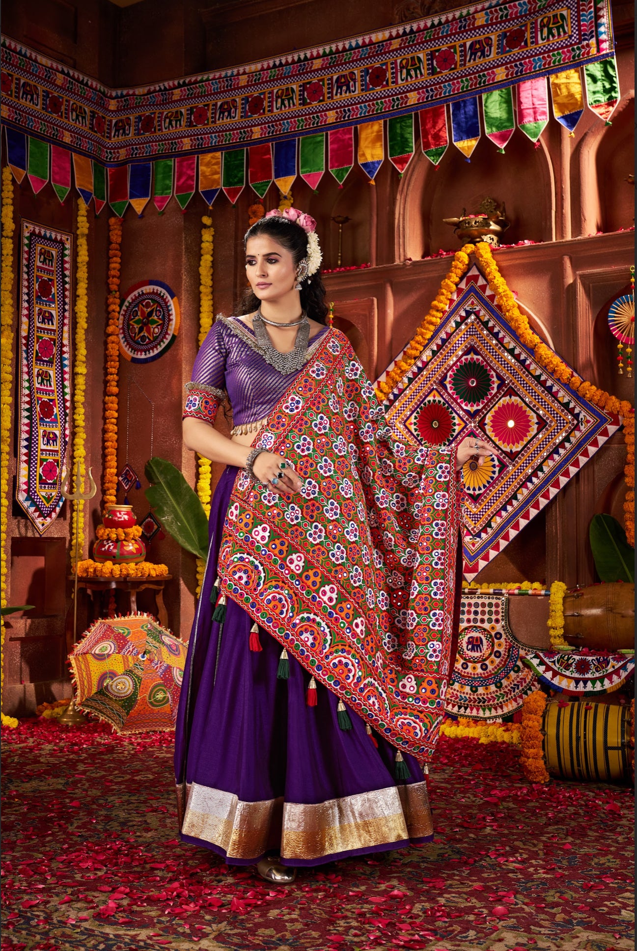 Lehenga de célébration Navratri violet avec broderies et travail de miroirs en soie et coton