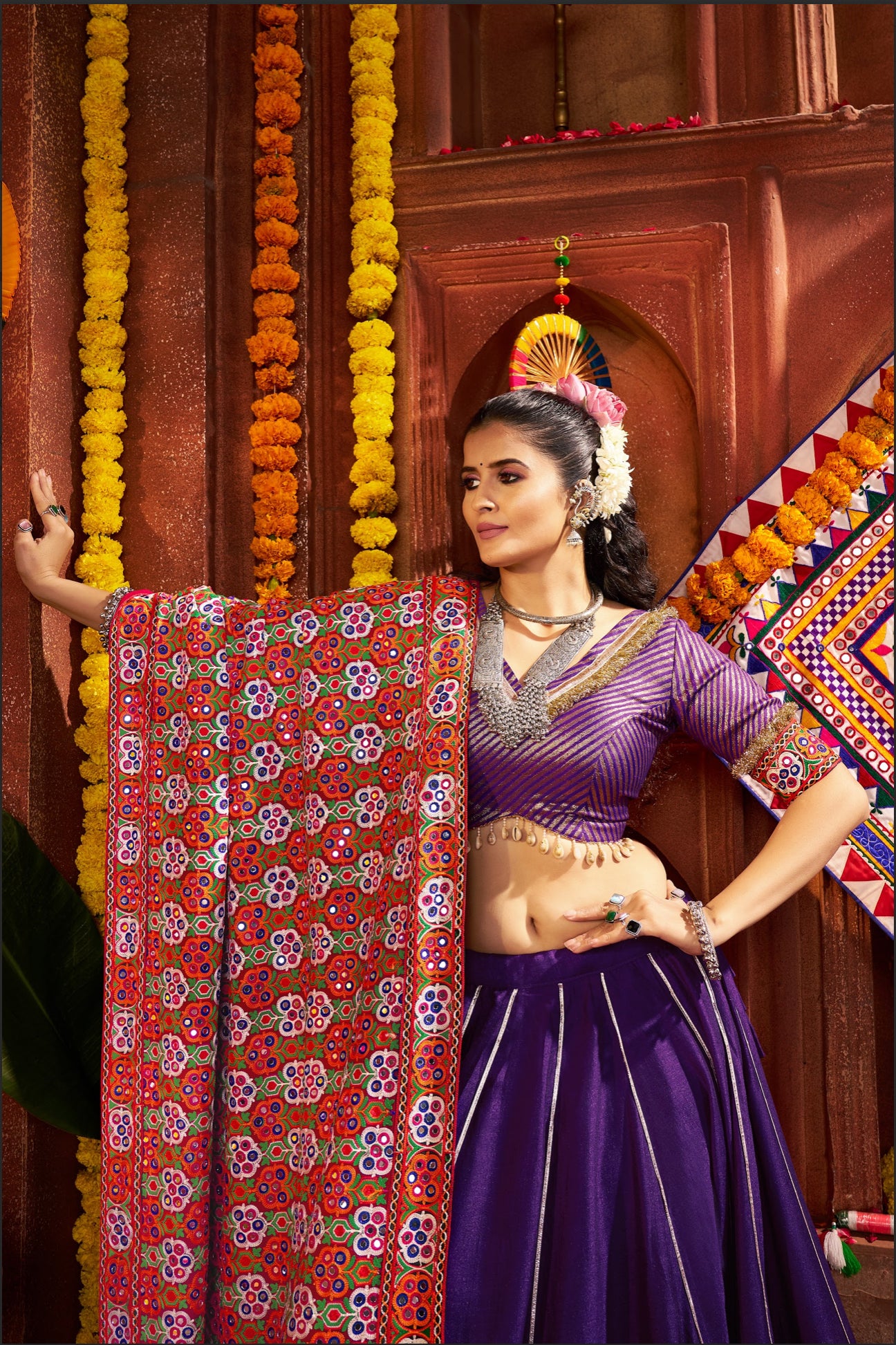 Lehenga de célébration Navratri violet avec broderies et travail de miroirs en soie et coton
