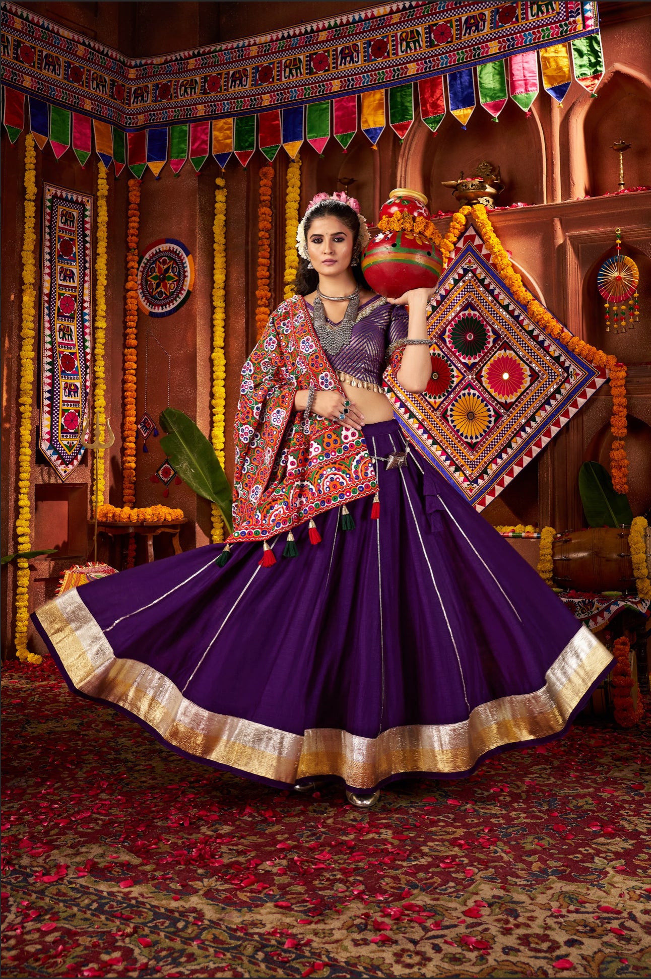 Lehenga de célébration Navratri violet avec broderies et travail de miroirs en soie et coton