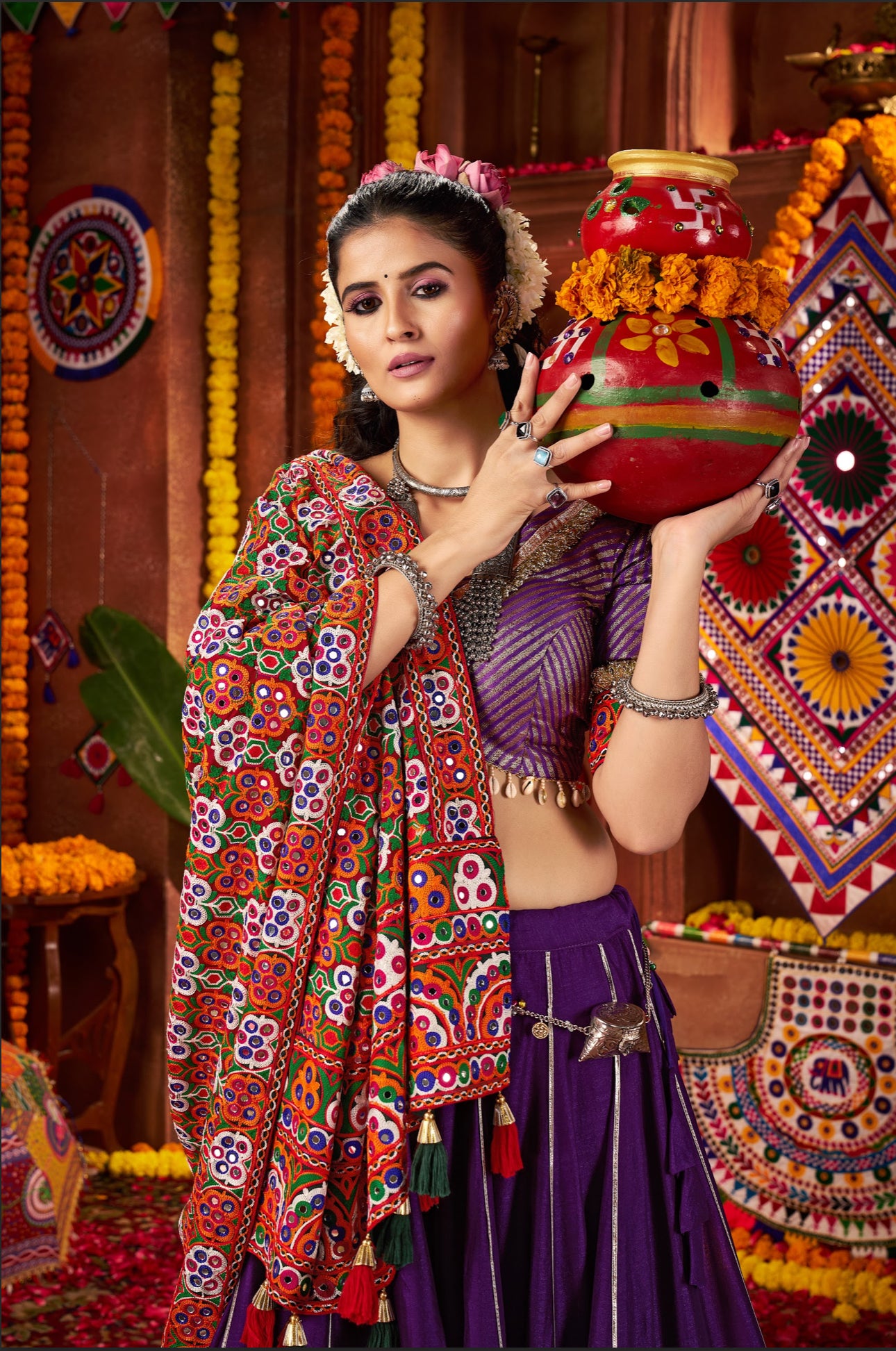 Lehenga de célébration Navratri violet avec broderies et travail de miroirs en soie et coton
