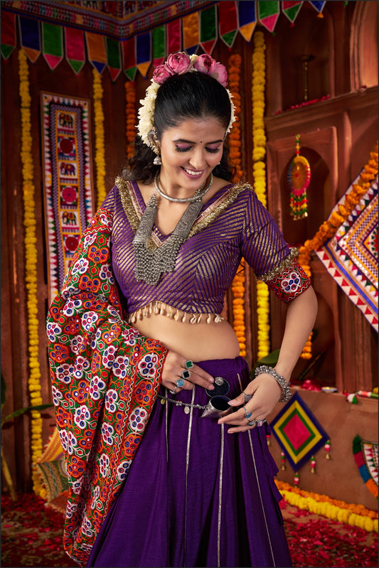 Lehenga de célébration Navratri violet avec broderies et travail de miroirs en soie et coton