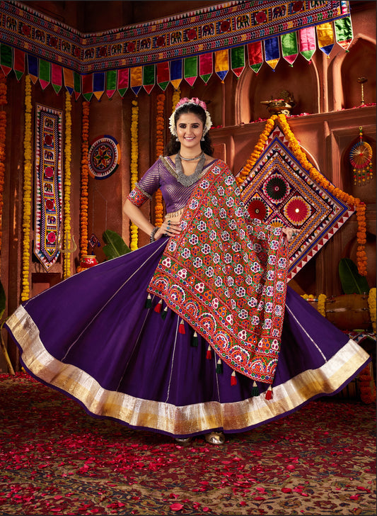 Lehenga de célébration Navratri violet avec broderies et travail de miroirs en soie et coton