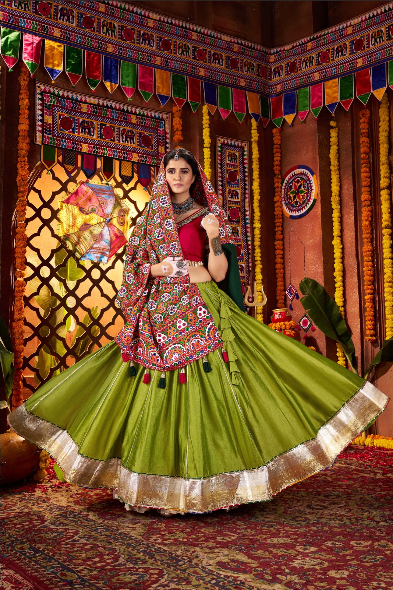 Lehenga de célébration Navratri vert fluorescent et rouge avec broderies et travail de miroirs en soie et coton