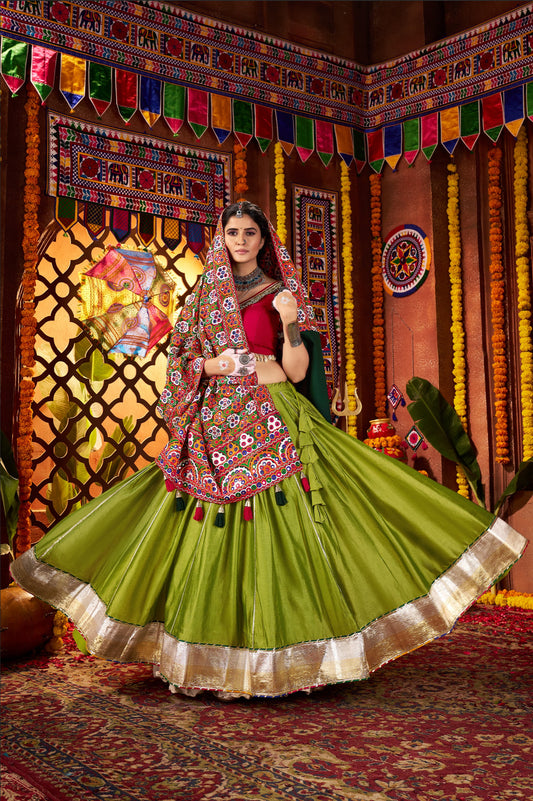 Lehenga de célébration Navratri vert fluorescent et rouge avec broderies et travail de miroirs en soie et coton