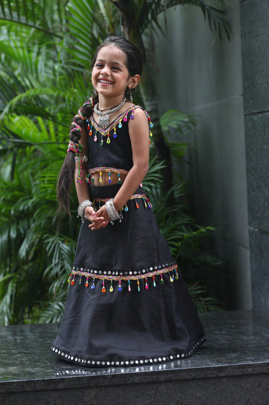 Lehenga de célébration noir multicolore avec pampilles et dori en soie Navratri enfant