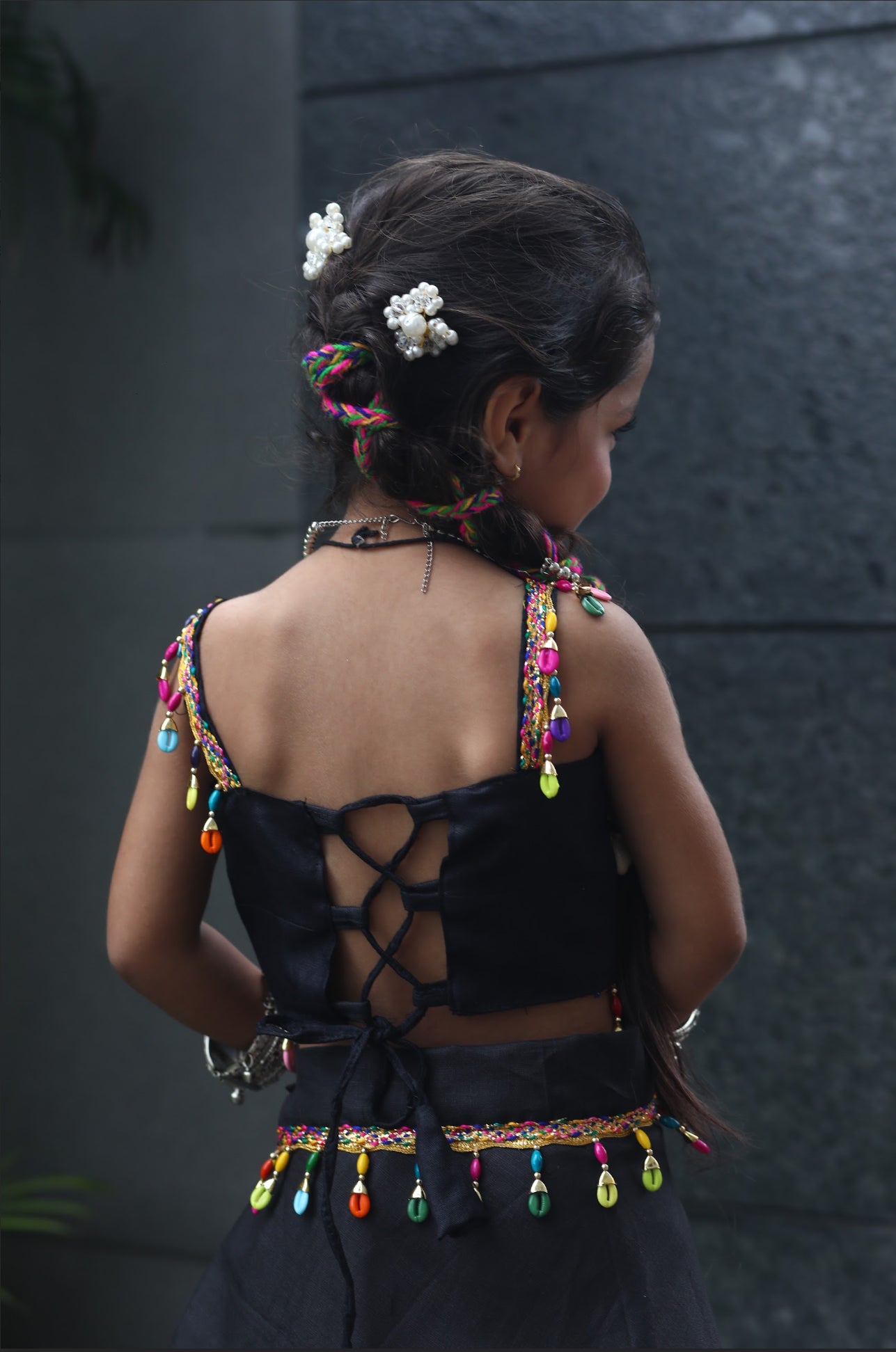 Lehenga de célébration noir multicolore avec pampilles et dori en soie Navratri enfant
