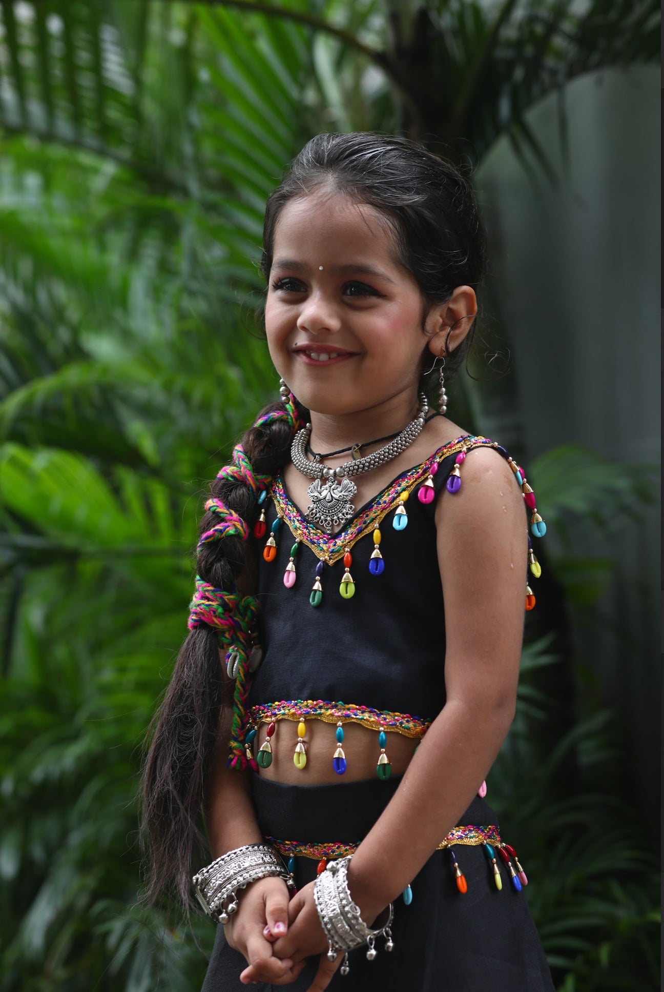 Lehenga de célébration noir multicolore avec pampilles et dori en soie Navratri enfant