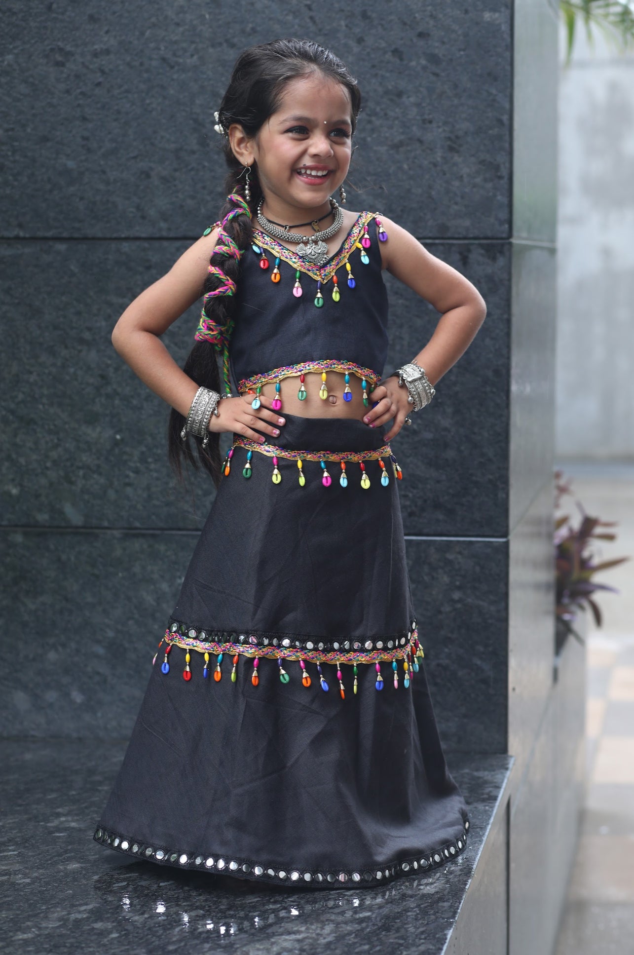 Lehenga de célébration noir multicolore avec pampilles et dori en soie Navratri enfant
