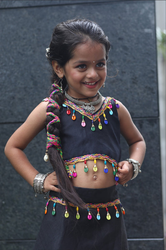 Lehenga de célébration noir multicolore avec pampilles et dori en soie Navratri enfant