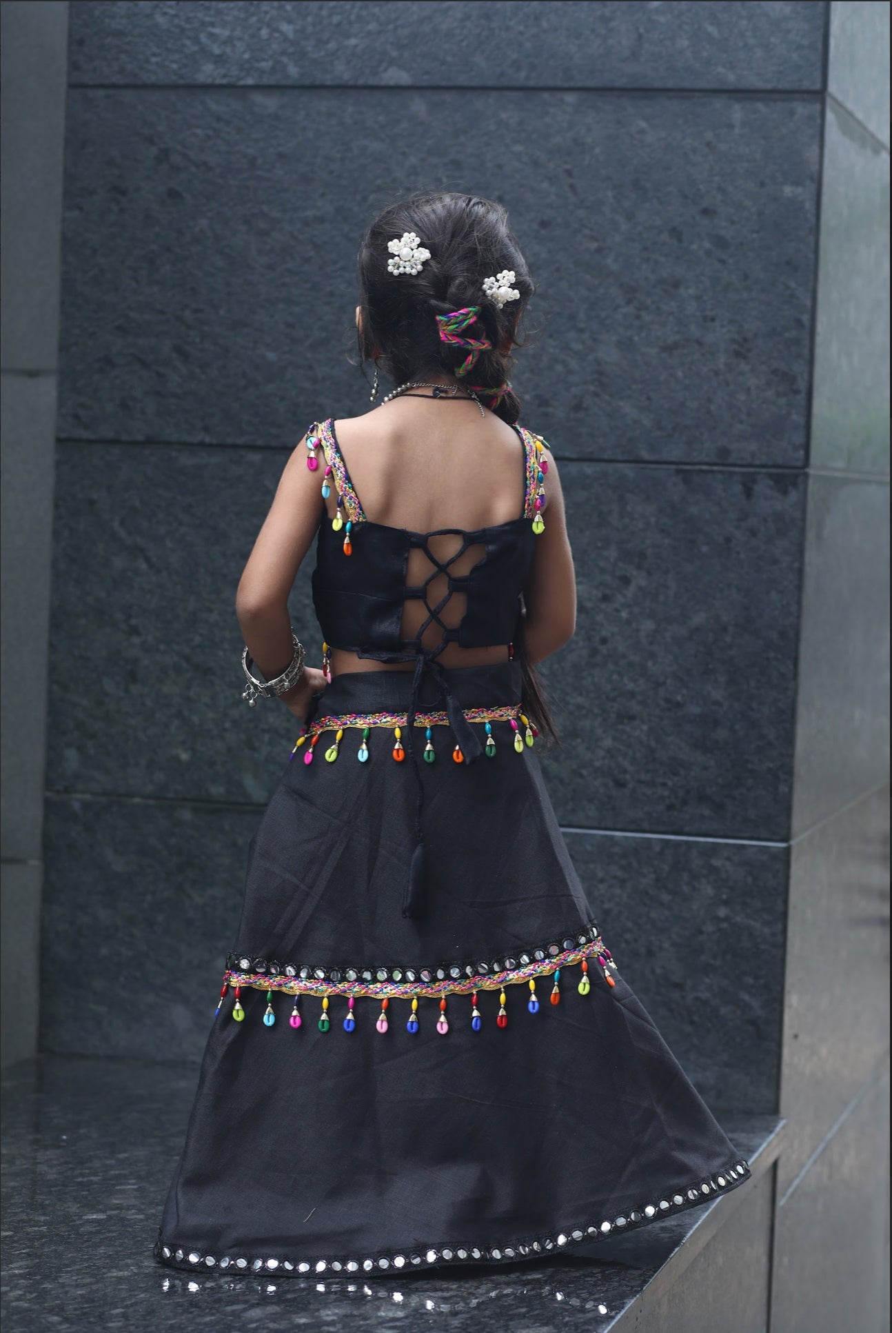 Lehenga de célébration noir multicolore avec pampilles et dori en soie Navratri enfant