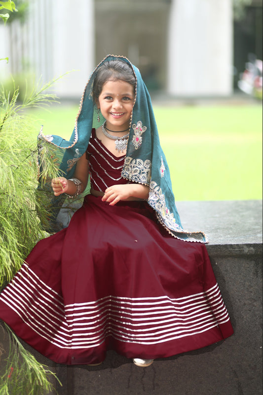 Lehenga de célébration rouge bordeaux et bleu canard avec pampilles en soie Navratri enfant