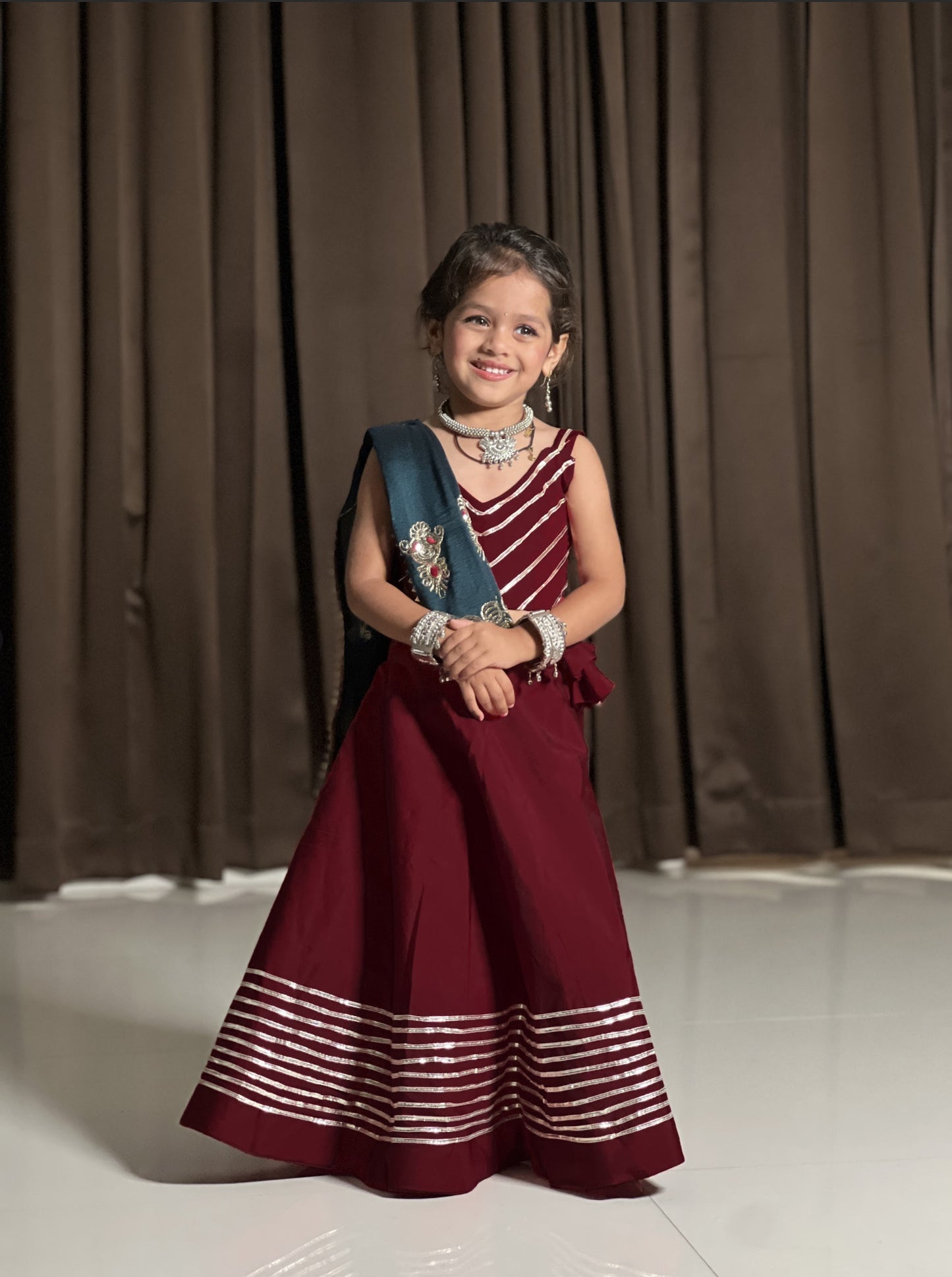 Lehenga de célébration rouge bordeaux et bleu canard avec pampilles en soie Navratri enfant