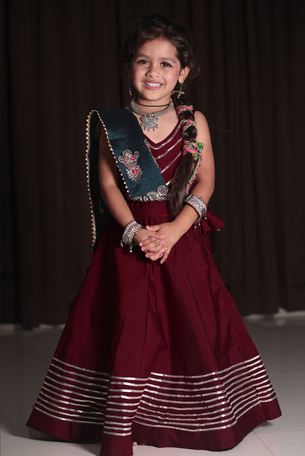 Lehenga de célébration rouge bordeaux et bleu canard avec pampilles en soie Navratri enfant
