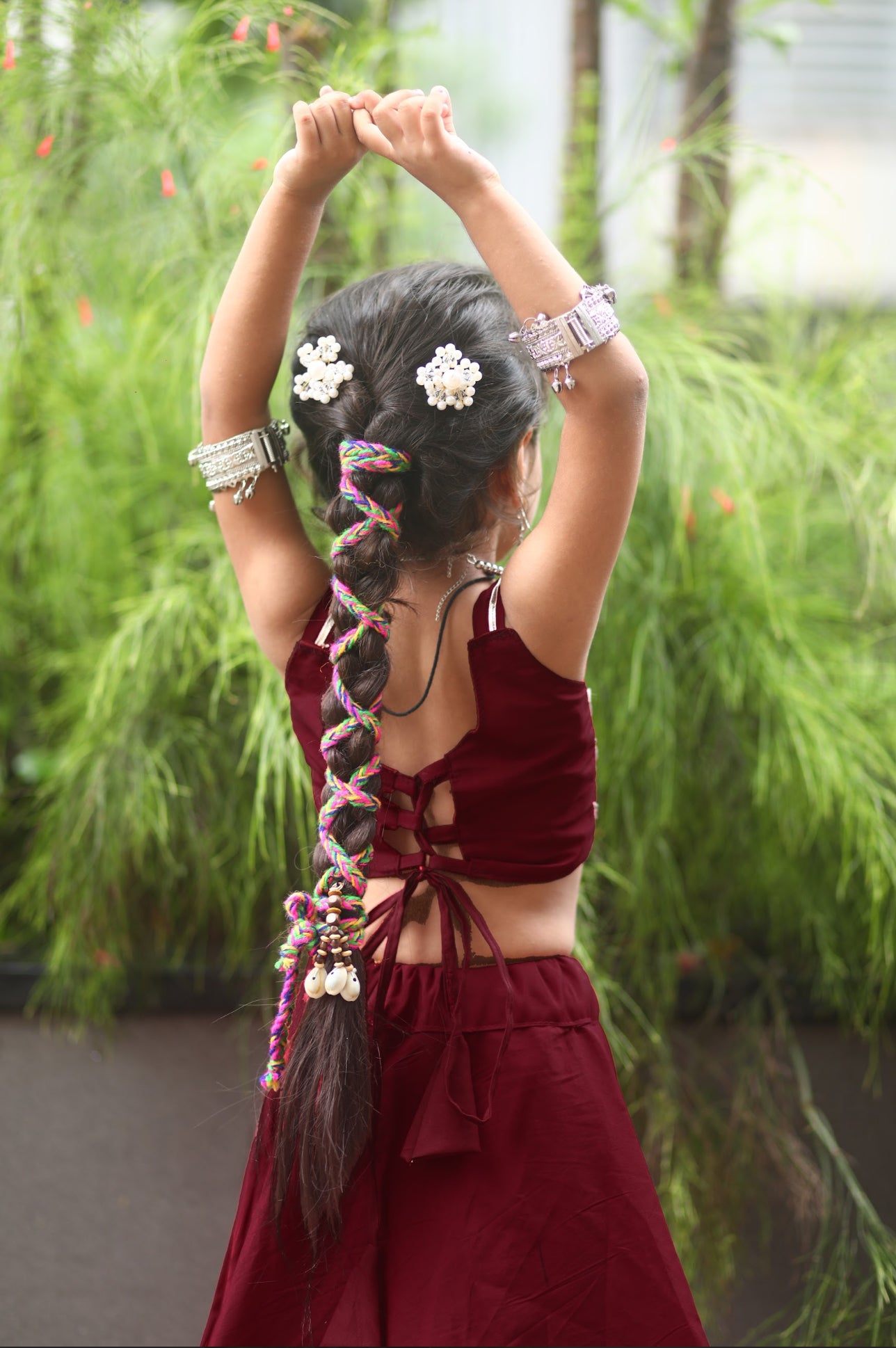 Lehenga de célébration rouge bordeaux et bleu canard avec pampilles en soie Navratri enfant