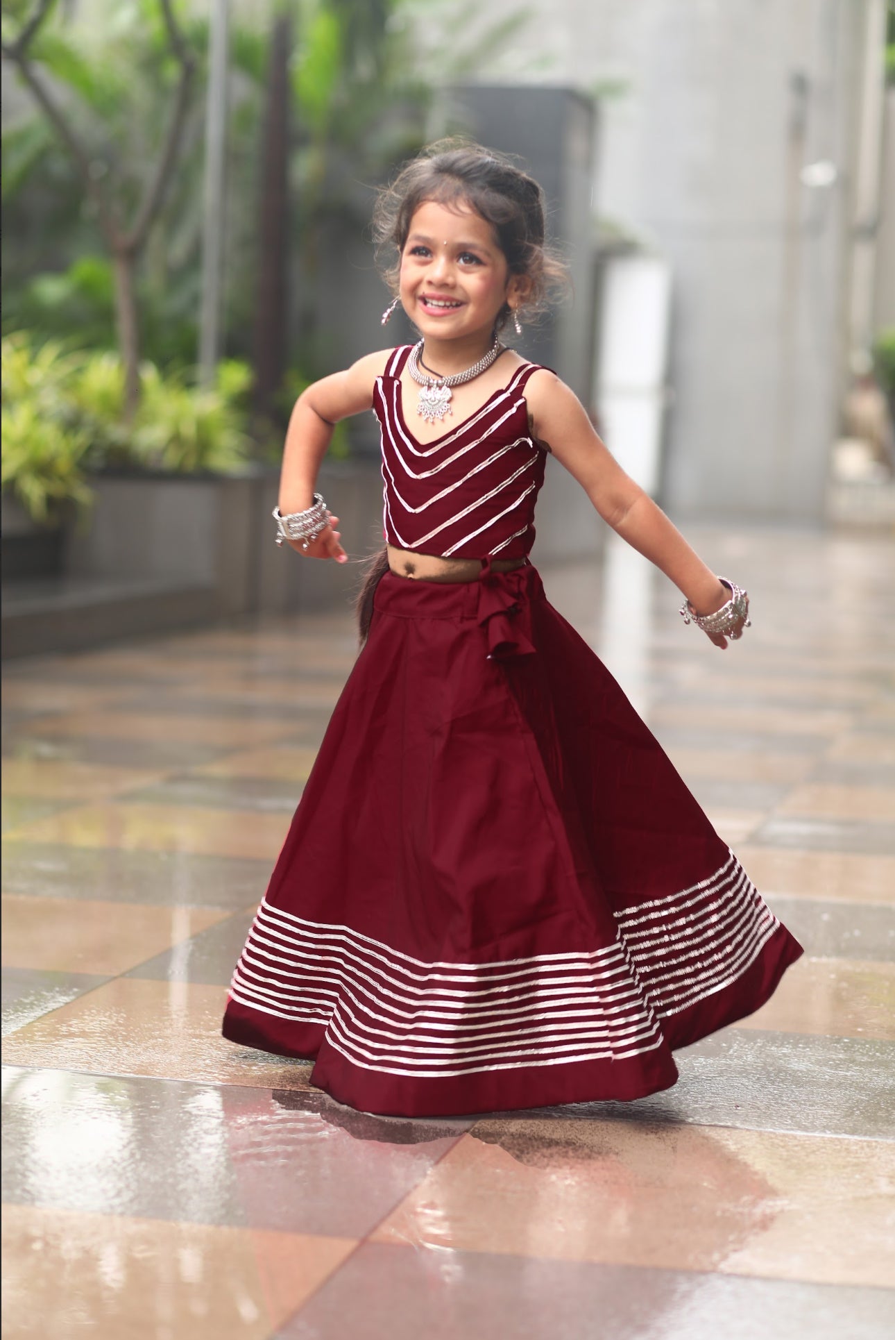 Lehenga de célébration rouge bordeaux et bleu canard avec pampilles en soie Navratri enfant