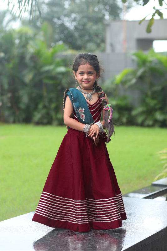Lehenga de célébration rouge bordeaux et bleu canard avec pampilles en soie Navratri enfant