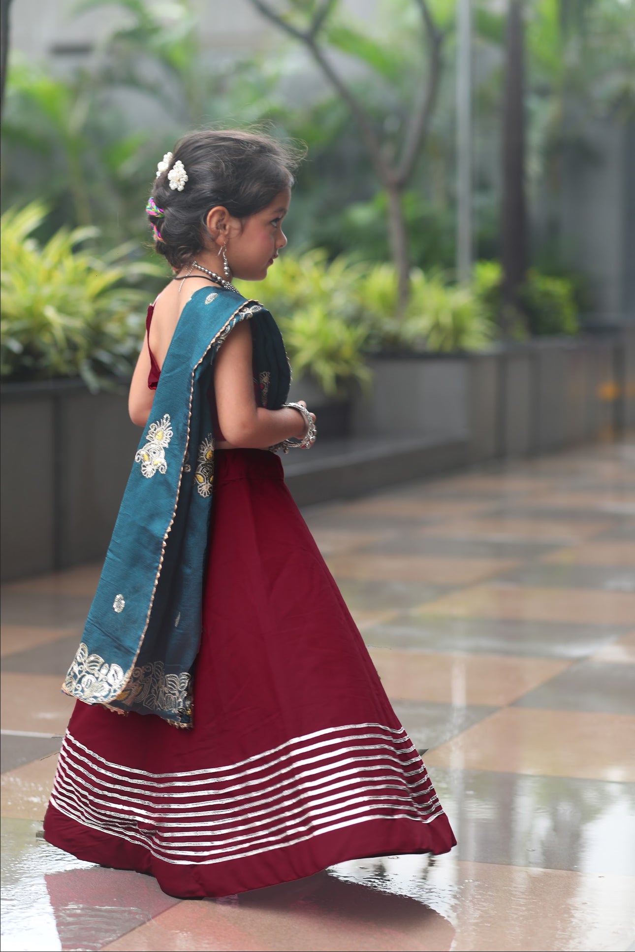 Lehenga de célébration rouge bordeaux et bleu canard avec pampilles en soie Navratri enfant