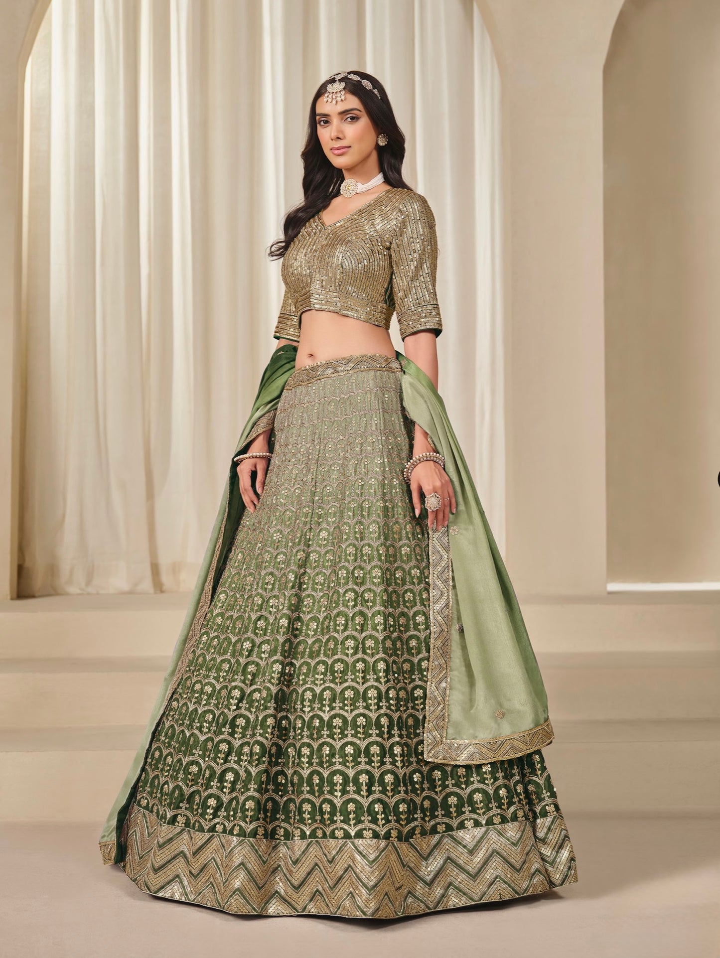 Eleganter rosa-grauer Braut-Lehenga mit Zarkan-Stickerei und Pailletten