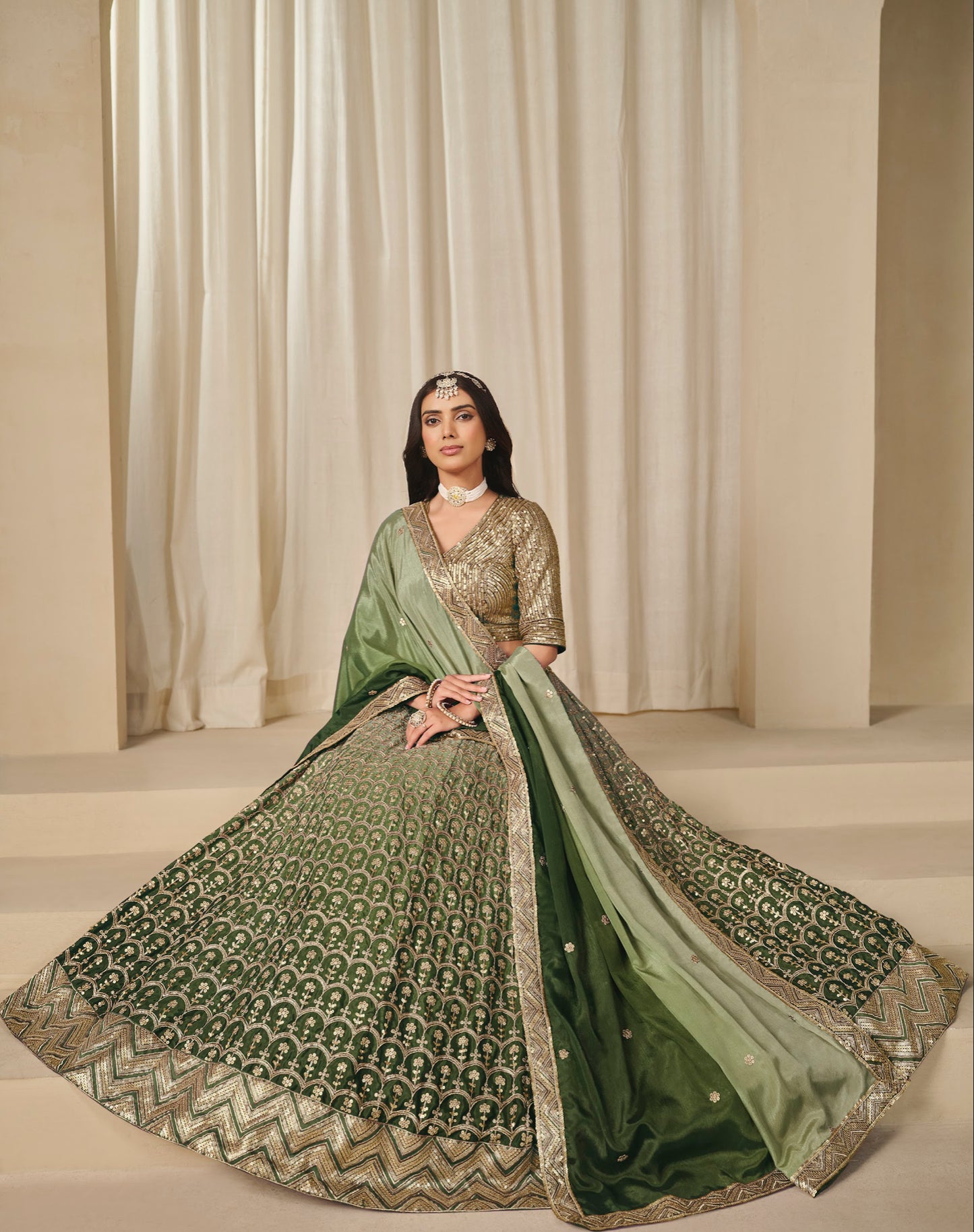 Eleganter rosa-grauer Braut-Lehenga mit Zarkan-Stickerei und Pailletten