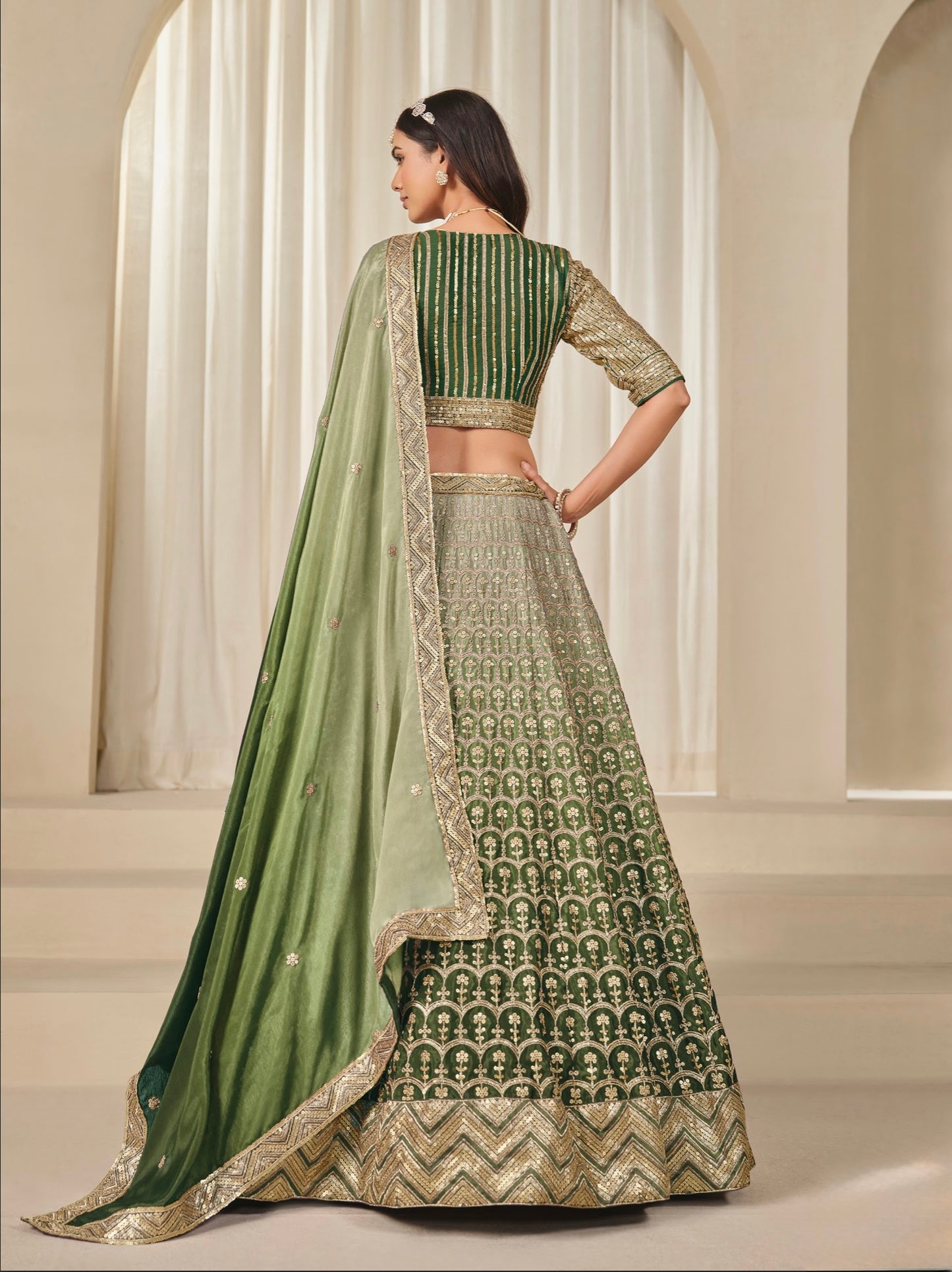 Eleganter rosa-grauer Braut-Lehenga mit Zarkan-Stickerei und Pailletten
