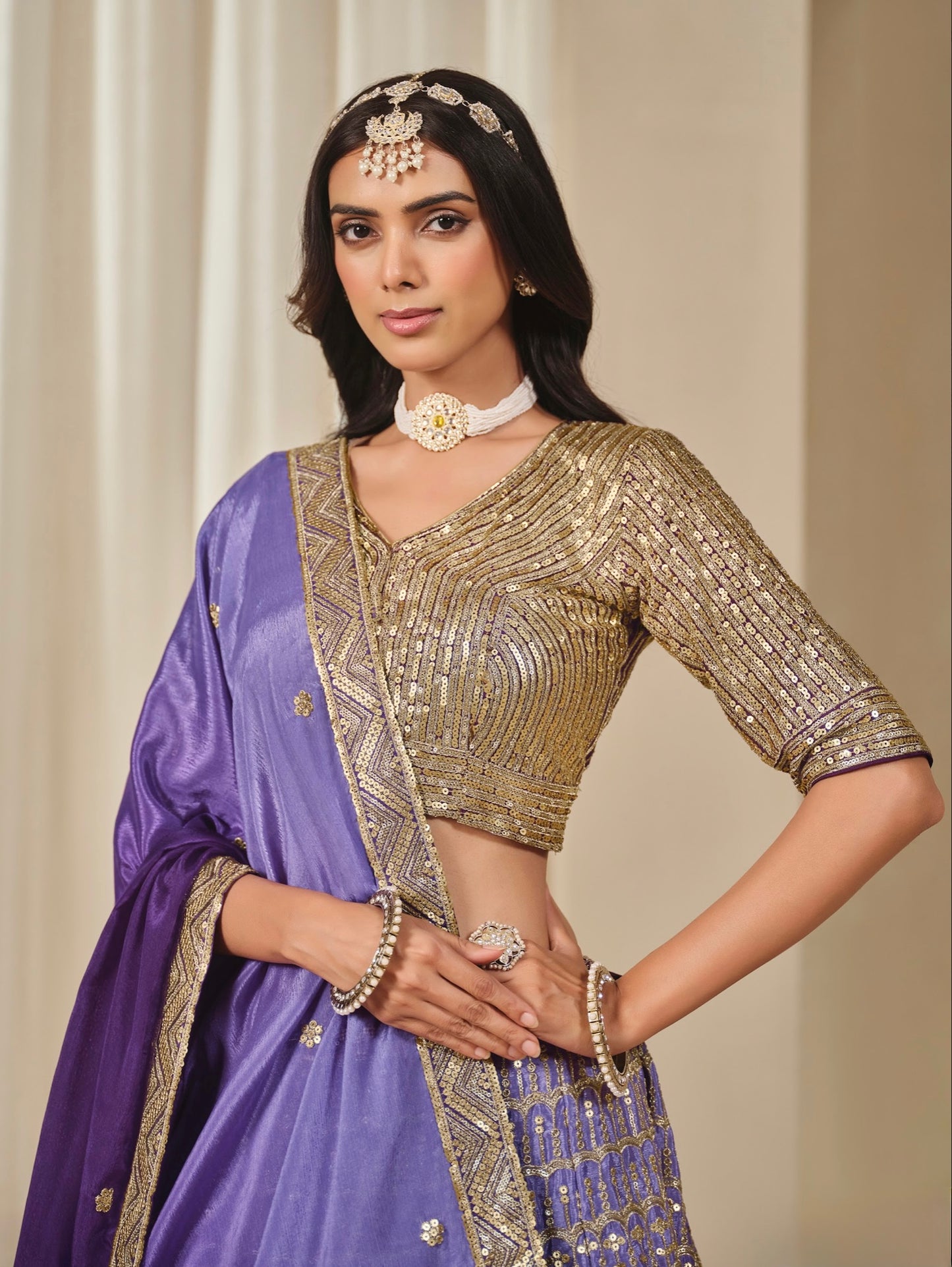 Eleganter rosa-grauer Braut-Lehenga mit Zarkan-Stickerei und Pailletten