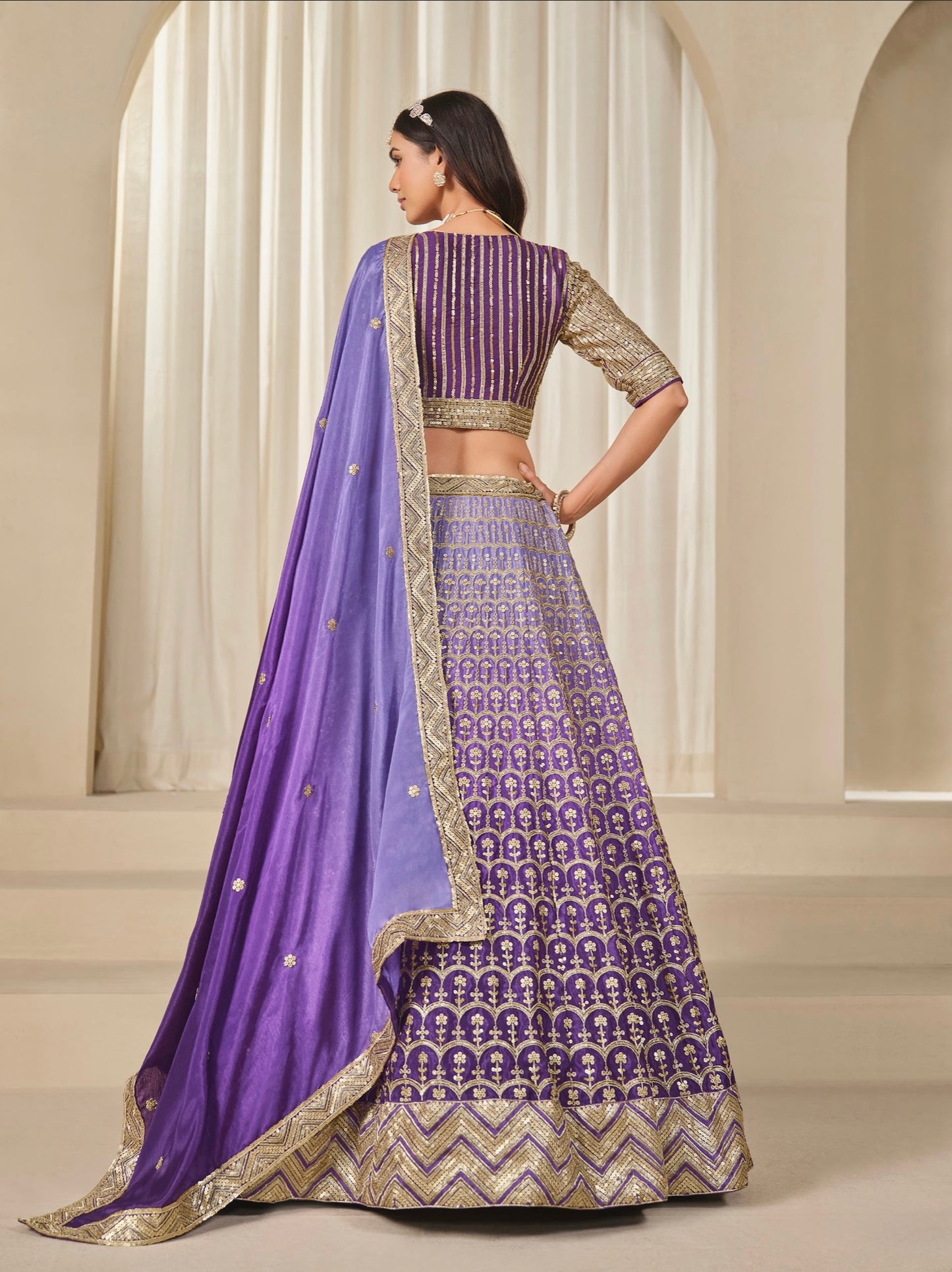 Eleganter rosa-grauer Braut-Lehenga mit Zarkan-Stickerei und Pailletten