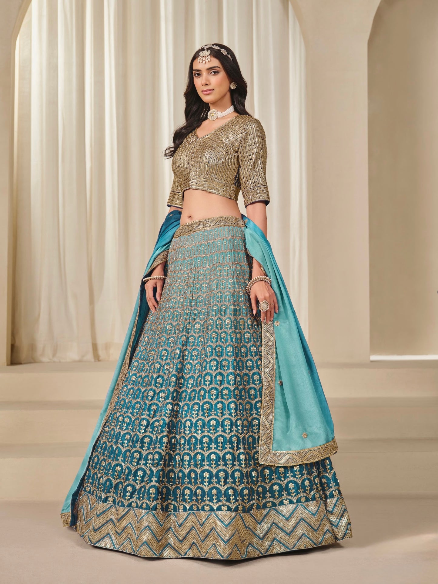 Eleganter rosa-grauer Braut-Lehenga mit Zarkan-Stickerei und Pailletten