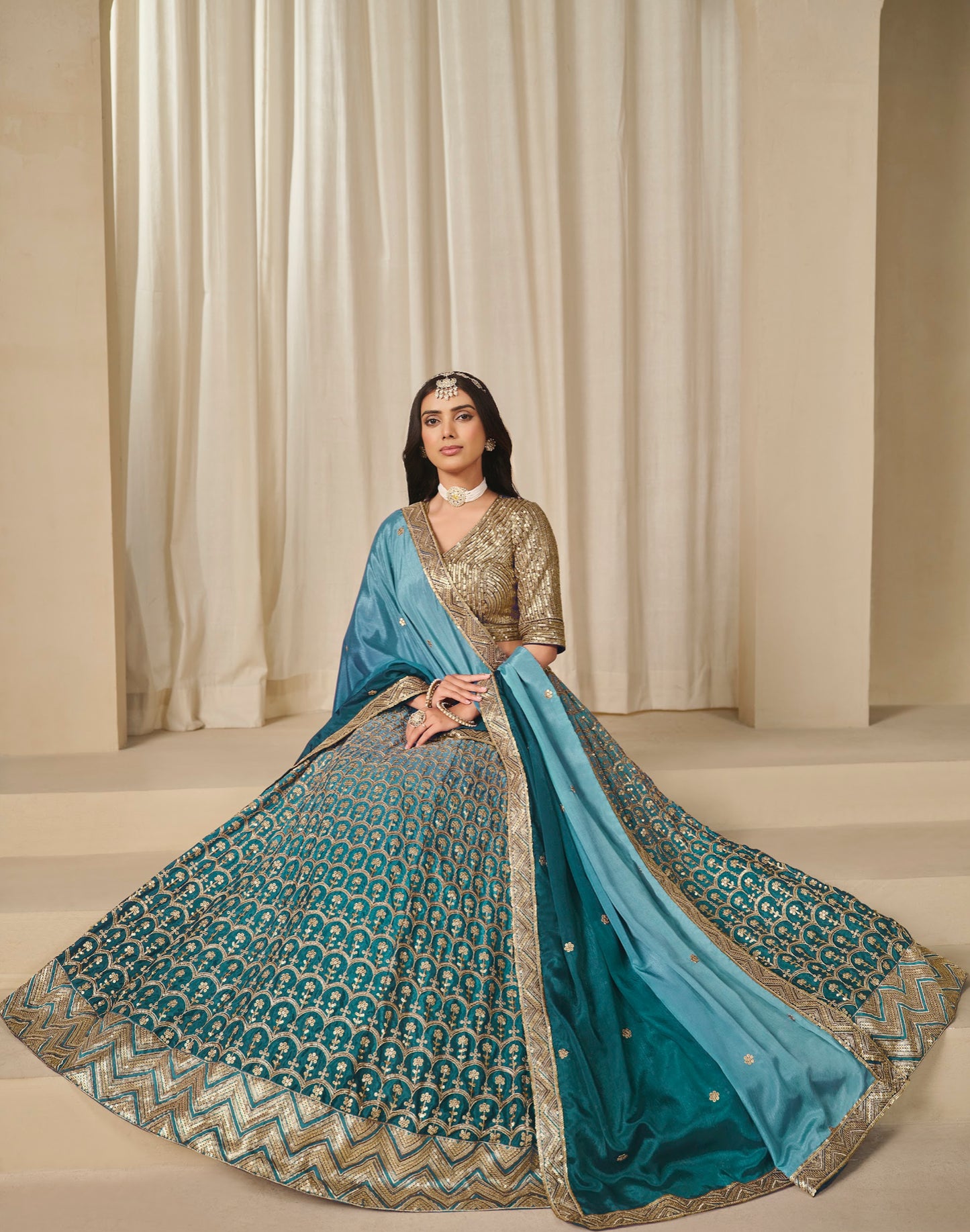 Eleganter rosa-grauer Braut-Lehenga mit Zarkan-Stickerei und Pailletten