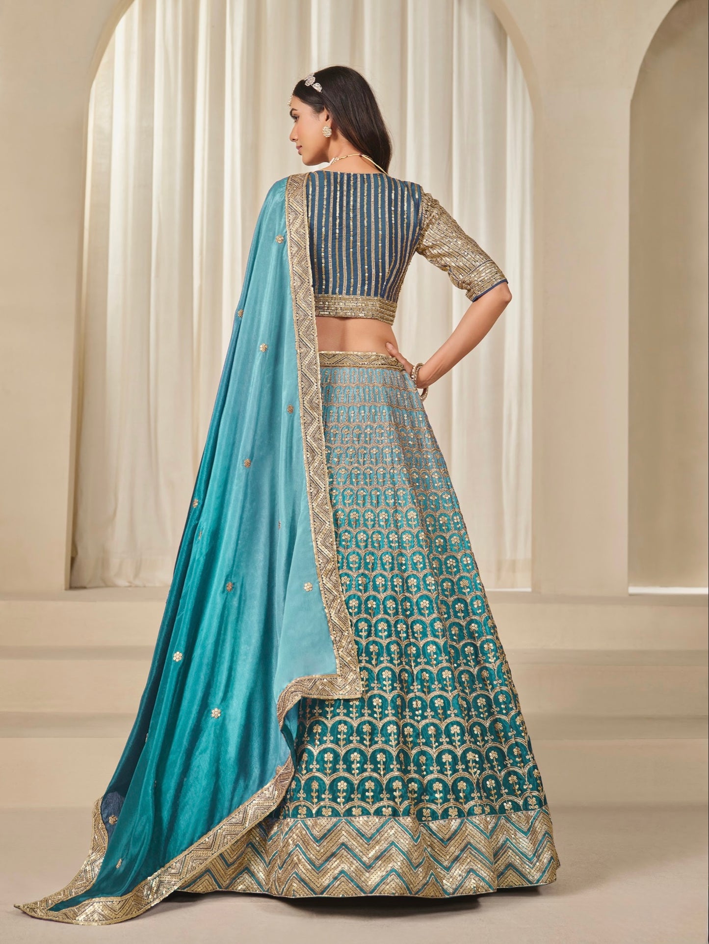 Eleganter rosa-grauer Braut-Lehenga mit Zarkan-Stickerei und Pailletten