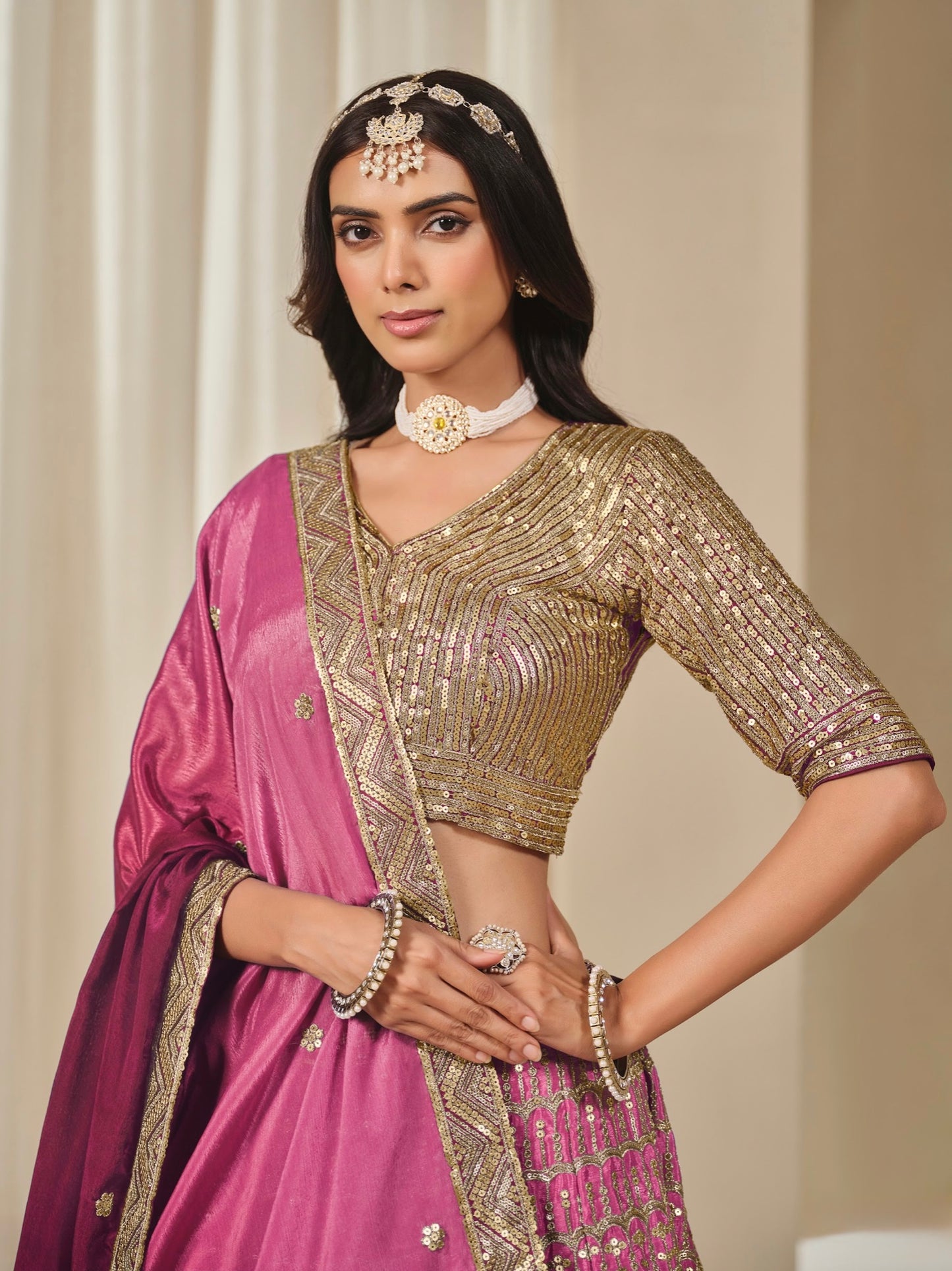 Eleganter rosa-grauer Braut-Lehenga mit Zarkan-Stickerei und Pailletten