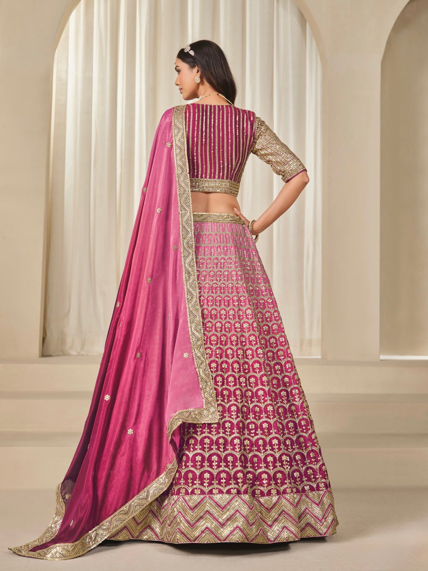Eleganter rosa-grauer Braut-Lehenga mit Zarkan-Stickerei und Pailletten