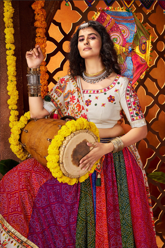 Lehenga de célébration Navratri blanc cassé multicolore avec broderies et travail de miroirs en georgette et chanderi lining
