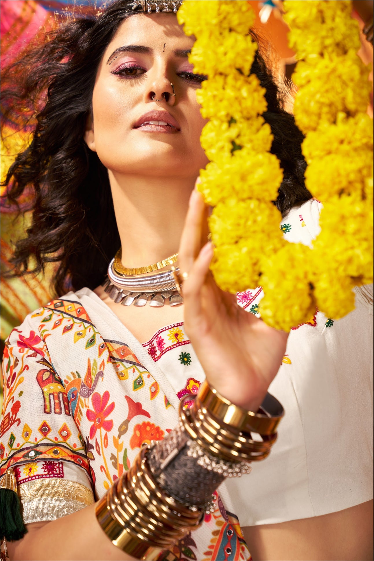 Lehenga de célébration Navratri blanc cassé multicolore avec broderies et travail de miroirs en georgette et chanderi lining
