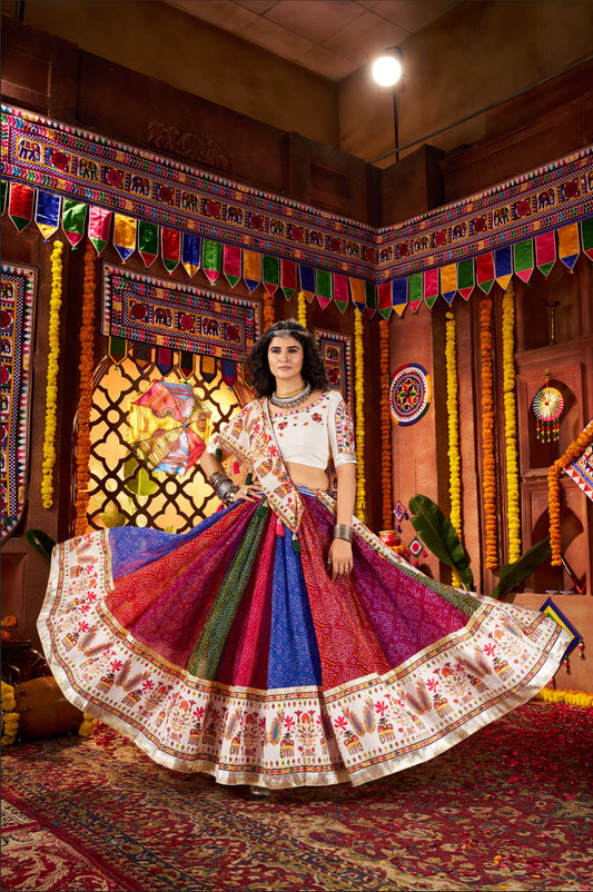 Lehenga de célébration Navratri blanc cassé multicolore avec broderies et travail de miroirs en georgette et chanderi lining