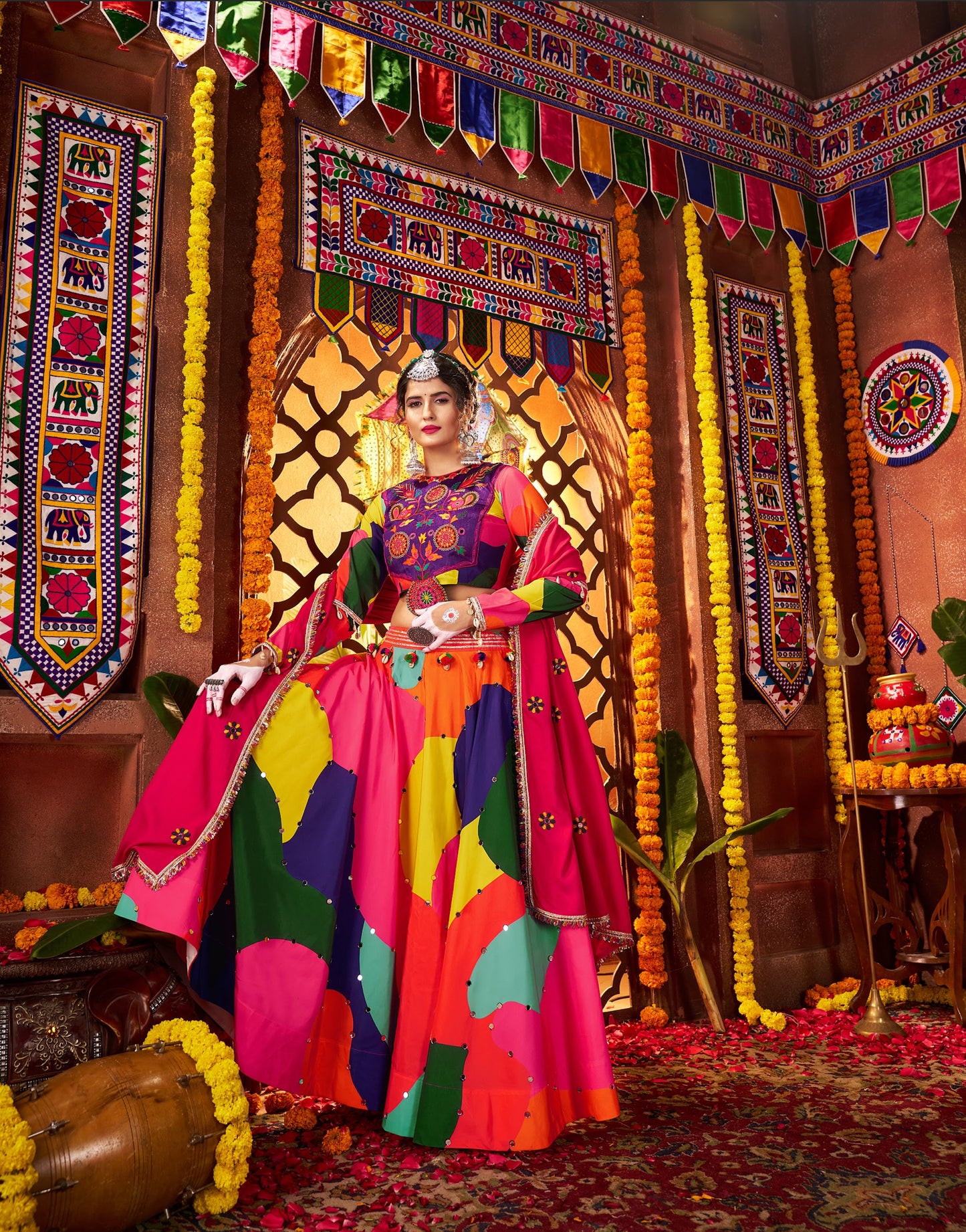 Lehenga de célébration Navratri rose fuchsia multicolore avec broderies et travail de miroirs en maslin