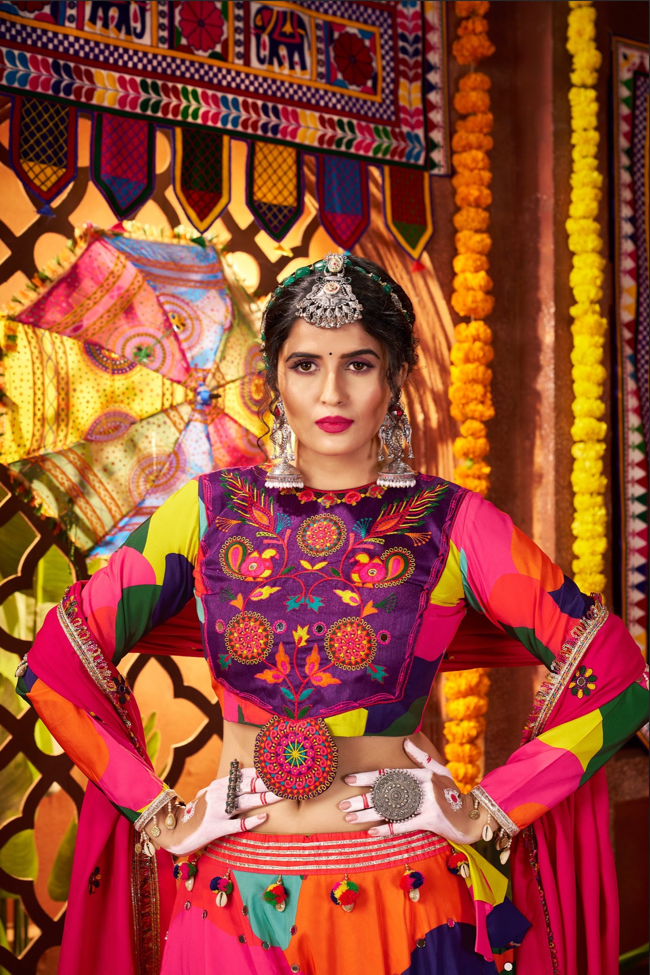 Lehenga de célébration Navratri rose fuchsia multicolore avec broderies et travail de miroirs en maslin