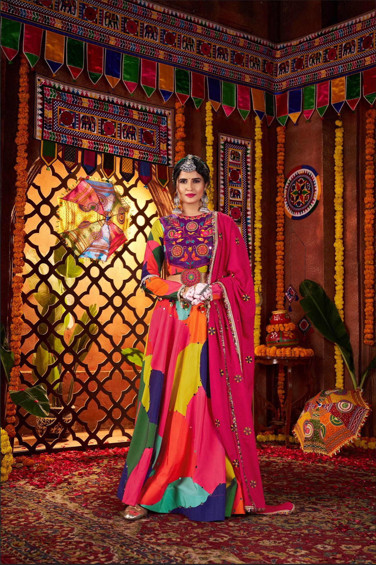 Lehenga de célébration Navratri rose fuchsia multicolore avec broderies et travail de miroirs en maslin