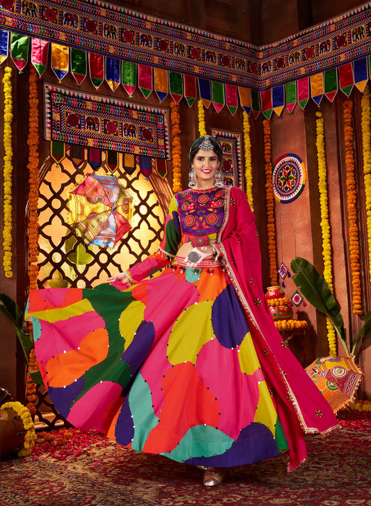 Lehenga de célébration Navratri rose fuchsia multicolore avec broderies et travail de miroirs en maslin