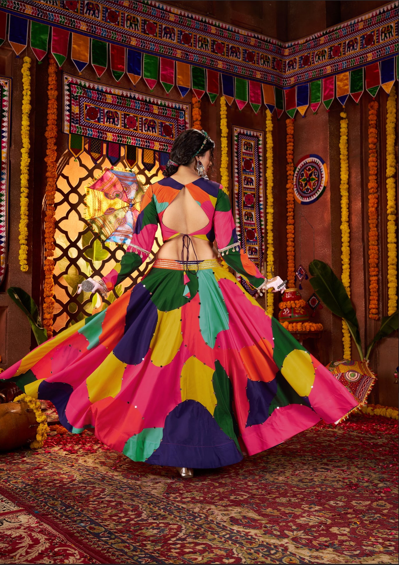 Lehenga de célébration Navratri rose fuchsia multicolore avec broderies et travail de miroirs en maslin