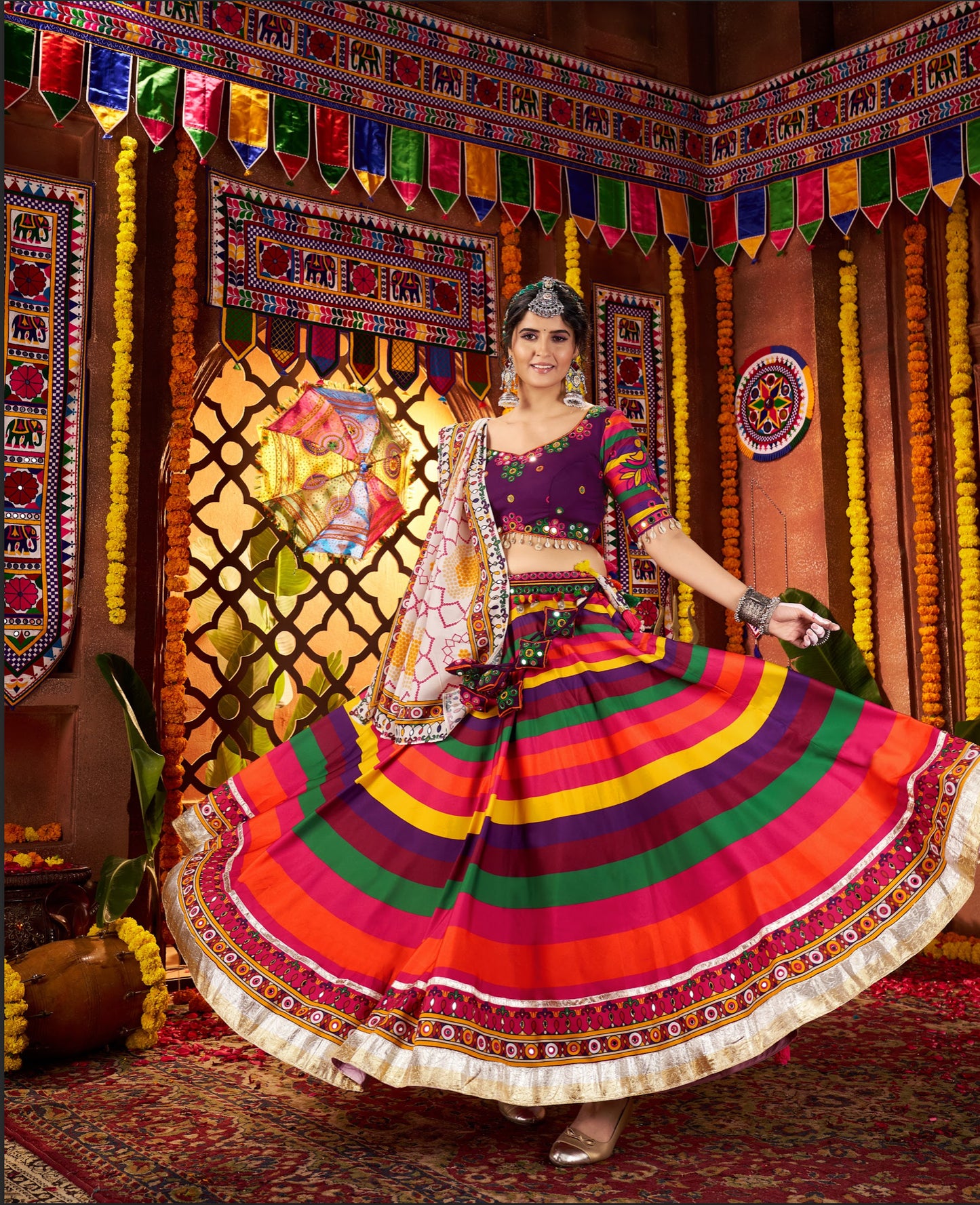 Lehenga de célébration Navratri violet multicolore avec broderies et travail de miroirs en maslin