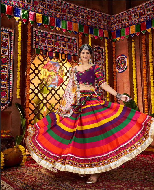 Lehenga de célébration Navratri violet multicolore avec broderies et travail de miroirs en maslin